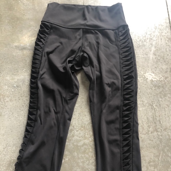 lululemon athletica Pants - Lululemon Mesh 3/4 Legging- Size 6